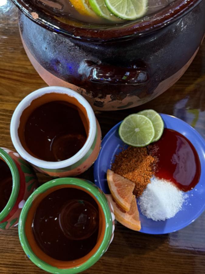 El Grande cantarito with clay cups and Tajín plate